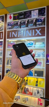 شركه العالميه للاتصالات  ايفون 11 ذاكره128 لون اسود بطاريه86 السعر ٢٠٠...