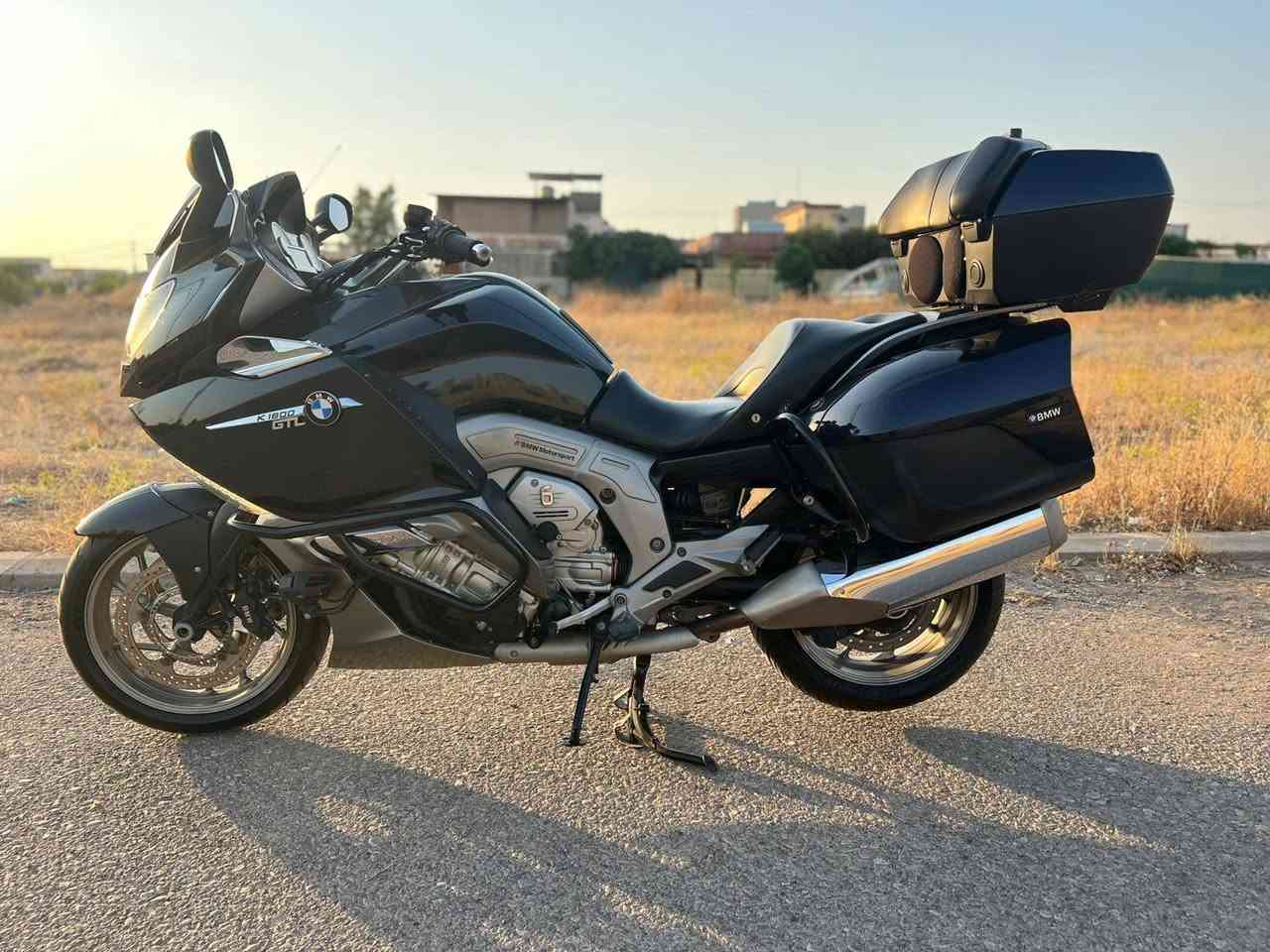 للبیع 
بنسبە سعر واتس ئەپ ***********
او مسنجر
بدون رقم  بدون كمرك
BMW K1600 GTL
لون نیلی
المحرك والأداء
نوع المحرك: 6 سلندر مستقيم (Inline-6)
تبريد: ماء / زيت
السعة: 1649 سي سي
القوة: 160 حصان عند 6750 RPM
العزم: 180 نيوتن متر عند 5250 RPM
نظام الحقن: إلكتروني Ride-by-Wire
عدد السرعات: 6 غيارات
نظام الدفع: Shaft Drive (عمود كردان)
السرعة القصوى: أكثر من 260 كم/س

BMW Motorcycles 
استهلاك الوقود والخزان
سعة الخزان: 26.5 لتر
الاحتياط: حوالي 4 لتر
معدل الاستهلاك: تقريباً 5.9 لتر لكل 100 كم
نوع الوقود: بنزين 
BMW Motorrad 
نظام التعليق والشاصي
الشاصي: ألمنيوم من نوع Bridge Frame
التعليق الأمامي: BMW Duolever
التعليق الخلفي: Paralever أحادي الذراع
نظام التعليق الإلكتروني: Dynamic ESA
مساعد الرجوع للخلف: Reverse Assist
نظام التحكم بالتماسك: DTC

أوضاع القيادة:
Rain
Road
Dynamic 

BMW Motorcycles 

فرامل أمامية: دبل دسك 320 مم
فرامل خلفية: دسك 320 مم 

BMW Motorcycles 
الأبعاد والوزن
الوزن جاهز للسير: حوالي 358 كغم
ارتفاع المقعد: 750 ملم
الطول: 2489 ملم
العرض مع الشنط: 1000 ملم
قاعدة العجلات: 1618 ملم
