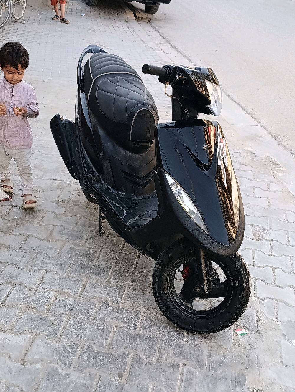 ماكس عدله كلمه من كلشي نقصها باتري بس الدراجه مفتوحه مره واحد بوشه 49 بيها سلف رياض اصلي وقبق ار جي اس هندر واحد شرط الدراجه نضيفه ملاح حلو كلشي ما ناقصها بس باتري كهربايت شغاله سعرها 525 وبيها مجال مكاني المطيحه