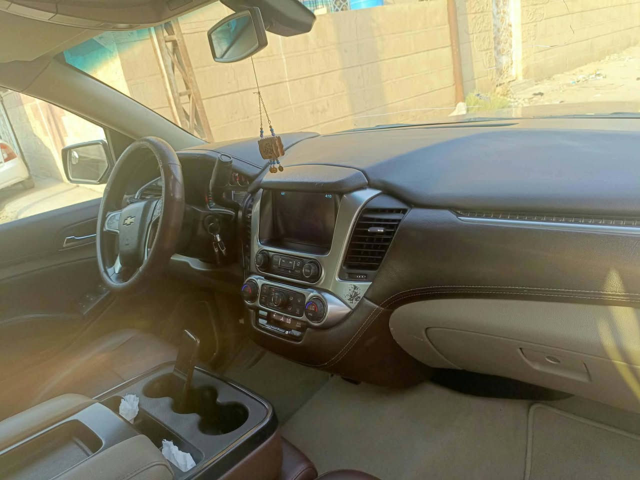 السلام عليكم
تاهو للبيع موديل 2020 فئة LT ماشيه 165 الف كيلو متر السيارة محرك 8V سلندر 5300  خليجي حادثها جاملغ وبنيد السيارة رزنه وعدله وشلعه بيها يعني فول  و احلى من الصورة رقم بغداد
السيارة كامله من كلشي تبريد ثلج ماتصرف عليها تايرات جديدات 
 الاستفسار
السعر 31 الف دولار 310$ ورقه  
الاتصال على هذا الرقم (***********)
موجود واتساب واتصال
