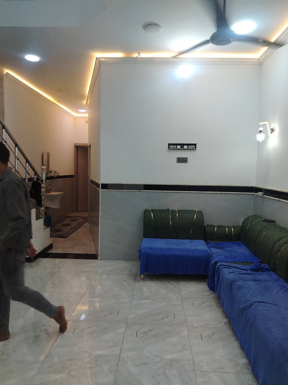 السلام عليكم بيت للبيع في حي القدس مطلوب 63 بلديه و80تطلوعه طابقين4 غرف نومو4حماموصاله واستقبال ومطبخ معوز فقط لبخ واجهه وارضيه رقم العقار 38387
 ***********
