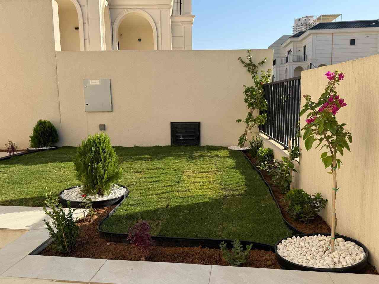 وه ستاي حه ديقه بؤ ديزاني كردني حه ديقه خاوين كردنه وه ي ده رمان كردني حه ديقه جاكردني هه موو جؤره دارودرختيك  واتساب فايبر ***********🤙☎️🪏 أربيل, العراق

نص مكتوب في الصور:
- وه ستا كاروان بو ديزاين کردنی حه ديقه و خاوێن کردنه وه ی مه زرعه عه و چاکردنی هه موو جوره دره ختیک ***********