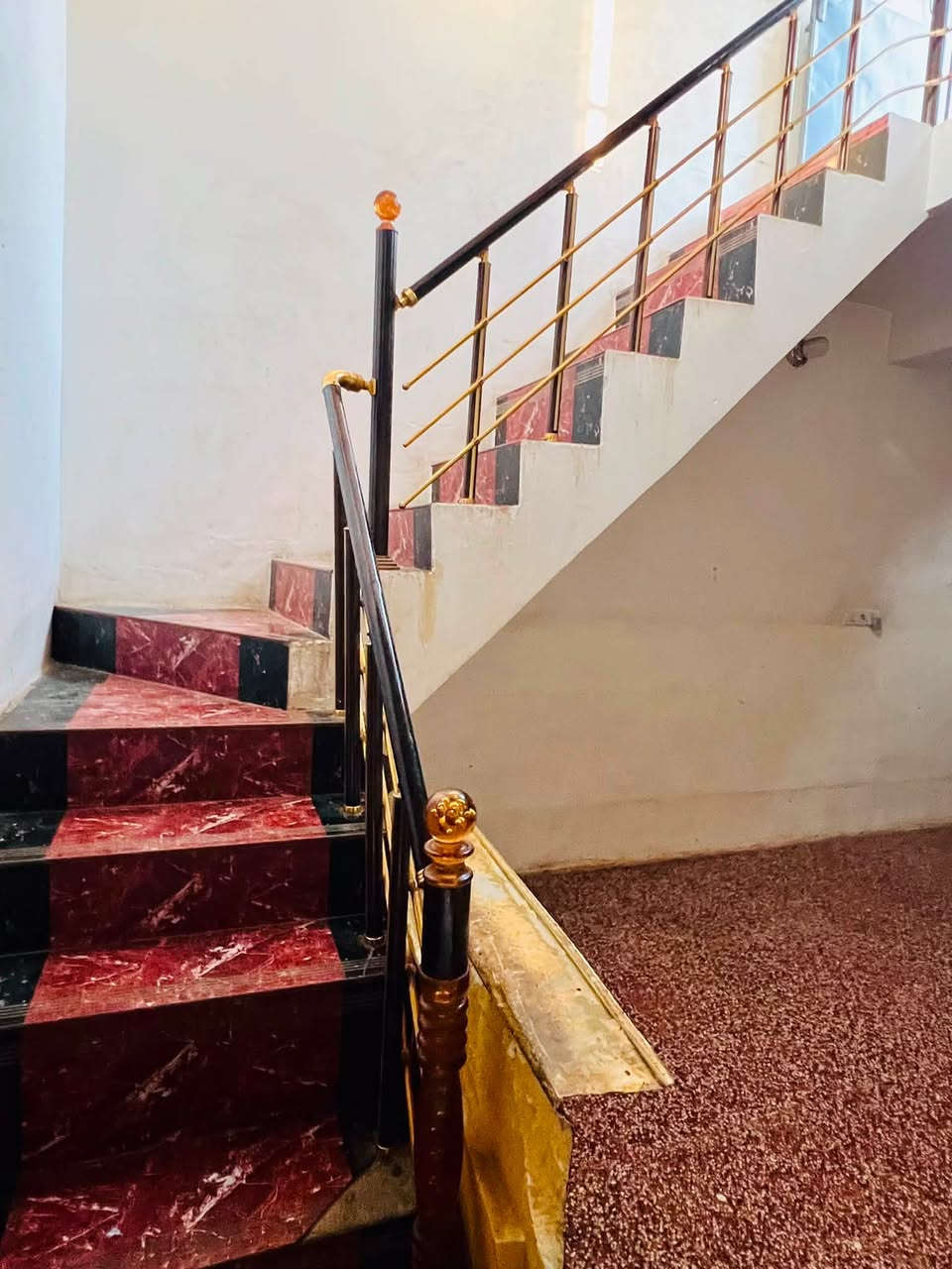 بيت الأحلام بسعر ما يتعوض! 🏠✨
دار تصميم متكامل وبناء طابوق 2024 وبسعر بلاش 
• المساحة: 100م²
• السند: 25 طابو زراعي
• الموقع: الوردية خارج – خلف معمل أبو كيرة
• الشارع: عرض 8 أمتار
• السعر: 40 مليون (وبي مجال)
📞 للتواصل: ***********
