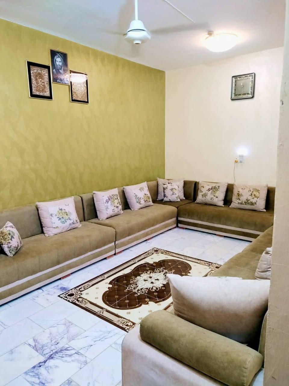 💢﷽..... شارع 20 قرب الحمام الحسيني ♥

💢معروض لدينا دار سكن بمساحه 100 متر مربع طابقين 🏛

💢 الدار بحاله جيده صالح للسكن 💥🖥💥

⭕ مشتملات البناء طابقين 🍁🍁

💢الطابق الأول.... غرفه.. صاله كبيرة.. مجموعه صحيه... مطبخ

 كبير.. منور.... استقبال... مجموعه صحيه خارجيه... طارمه🖥🌴🖥
💢الطابق الثاني... ثلاث غرف نوم مع صاله مع مجموعه صحيه 
ــــــــــــــــــــــــ
⭕موقع الدار جدا راقي  شارع ٢٠ قريب الحمام الحسيني 😘✈️
ــــــــــــــــــــ
الطابق الأول كونكريت والثاني عگاده... السطح اشتايكر... جيران ذهب
ومنطقه راقيه وتبليط وبالحبوبي🏛🖥🏛 بيت وسياره🚗🏦

السعر ١٦٥ مع مجال قليل االشراي.... 
ــــــــــــــــــــــــــــــــــــــــ
‏#للاستفار....... او لعرض عقارك......      🏛🖥🏛
‏
‏***********☎️***********☎️
‏
‏💢لمتابعةاحدث  العروض وافضلها انظم لقناتنا على الواتساب بالضغط على الرابط ادناه 👇 https://chat.whatsapp.com/JA9f5bBFuLKFBj2zfh4xL0?s=sh&p=a&ilr=0&amv=0
‏
