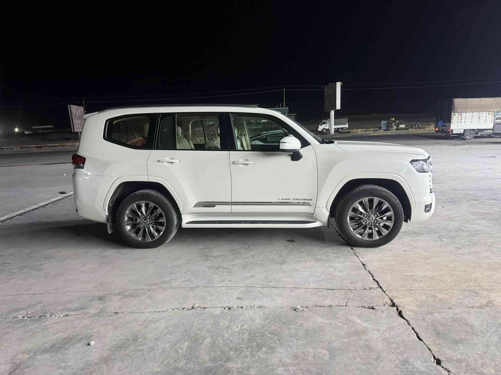لاندكروز GXR  2022 للبيع ساز السعر 585  الجاملغ الامامي انطخ وبدلته اصلي شركة بدون صبغ ماشيه 72 رقم بغداد بأسمي ***********
