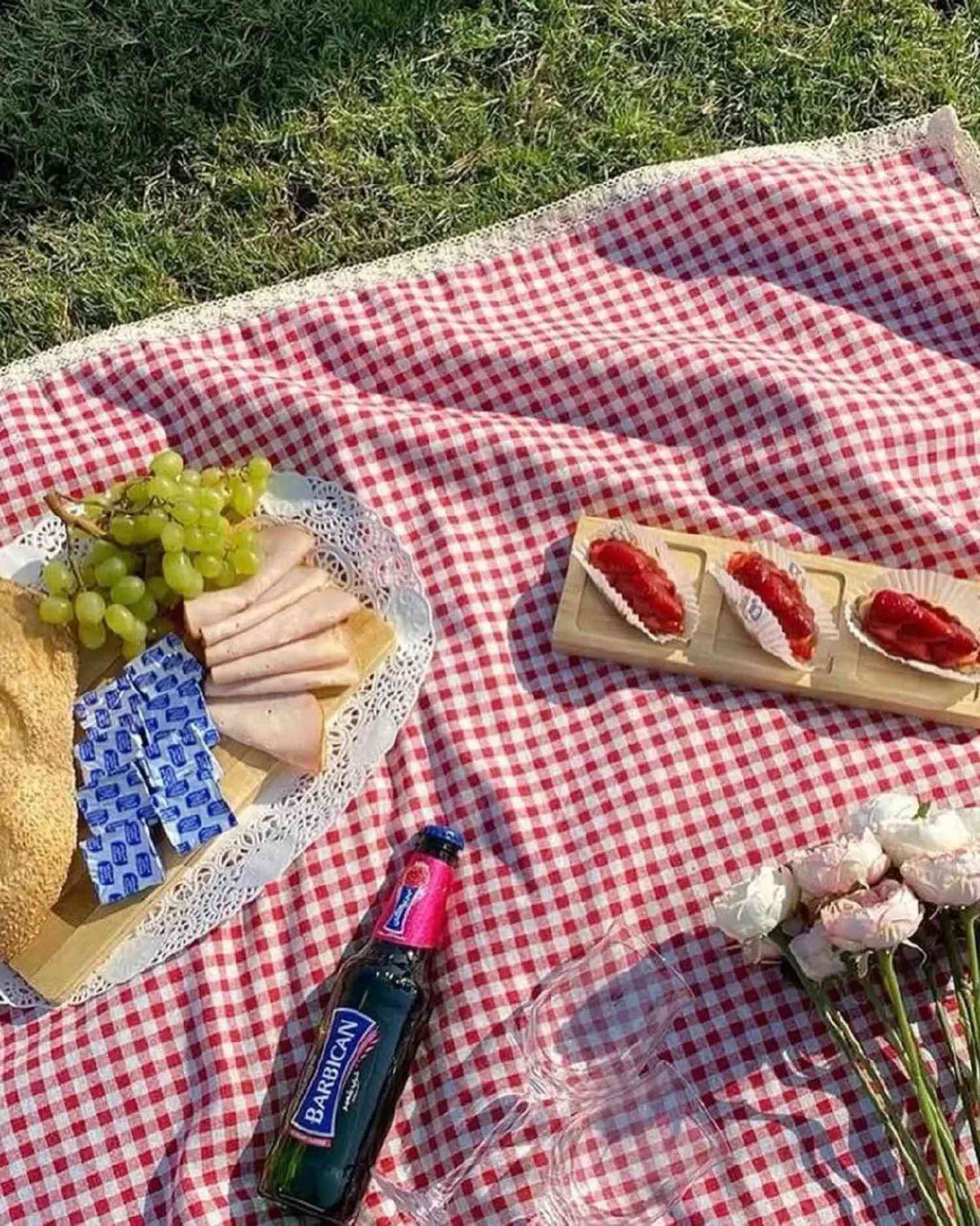 حابة تضيفين لمسة ترتيب ودفء لسفرتك؟ 😍 المفرش الكاروهات الأحمر يعطي مظهر مرتب ويغير شكل ميز الطعام بشكل كامل ✨ مميزات المفرش: ✅ خامة قماش ممتازة وتصميم كلاسيكي راقي ✅ مناسب للاستخدام اليومي، العزومات، والمناسبات ✅ سهل الاستخدام والتنظيف ويتحمل الغسيل ✅ متوفر بقياسين: 140×180 سم و140×140 سم تغيير بسيط بمظهر السفرة يفرق جداً بأجواء البيت! ❤️ للطلب والاستفسارات: *********** 🚚 توصيل لجميع محافظات العراق 🇮🇶 #مفرش_سفرة #مفرش_طعام #كاروهات #مفرش_أحمر #سفرة

نص مكتوب في الصور:
- مفرش قماش كاروهات أحمر للسفرة والمطبخ تصميم أنيق وبسيط قماش متين وسهل التنظيف تفصيلة القماش والدانتيل المقاسات 140 × 180 × سم وأيضاً 140 × 140 سم مناسب أيضاً للسفرات التوصيل متوفر لجميع محافظات العراق للطلب والاستفسار ***********
- @okum_782