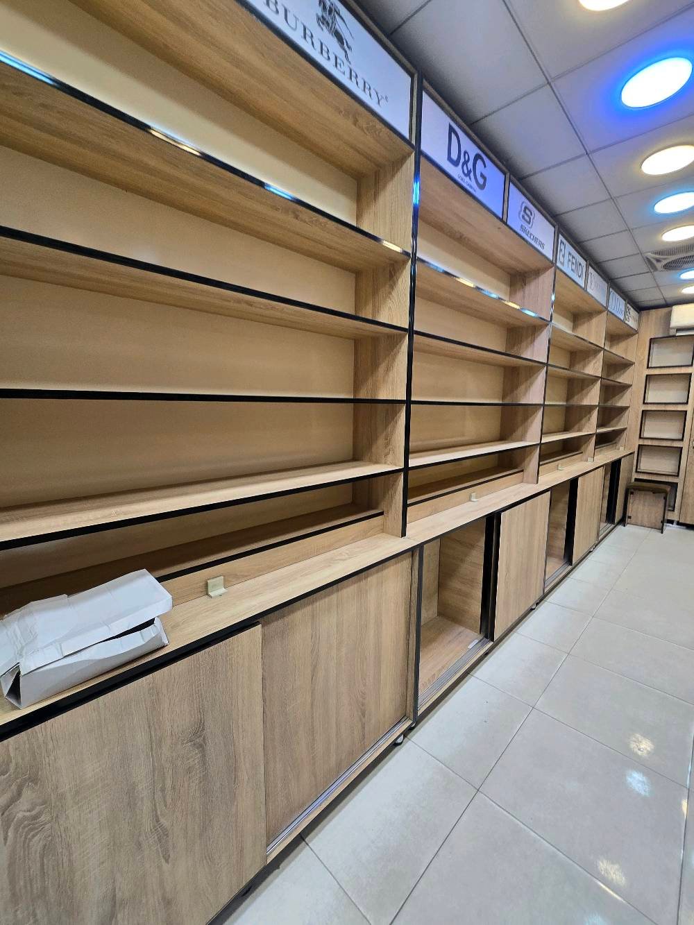 رفوف عدد 8
 فاترينات عدد 2
بردات ميز وطابوريات جلوس عدد2
 عرض الرف 165سم
غمق الرف 30سم
كبر الخانة 30 ارتفاعه
الرتفاع الكلي للرف 265سم
نوع الخشي اصلي هيكلة MDF
ملبس ميلامين