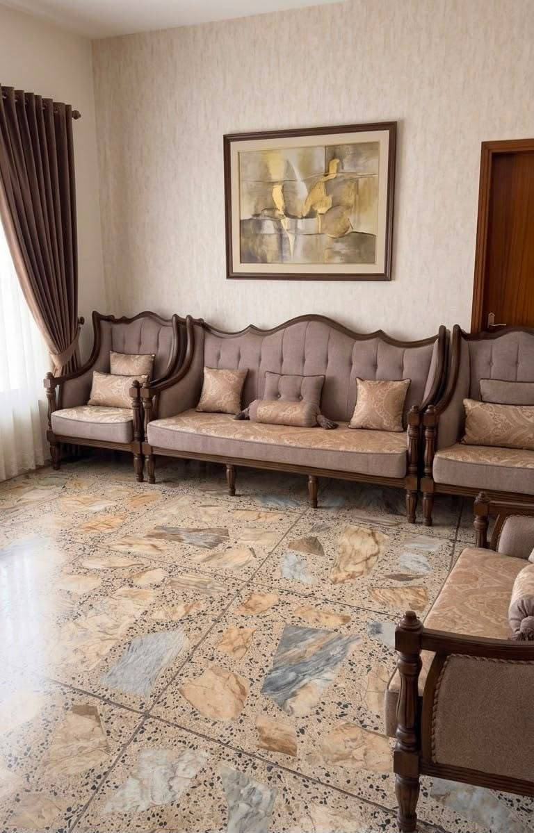 للبيع تخم قنفات خشب زان ١٠ مقاعد
شعر الشراء ٣ ونص 
سعر البيع ٢ مليون ( قابل للنقاش ) 
نظيف جدا استخدام سنة واحد 
المكان - القاهرة 
***********
