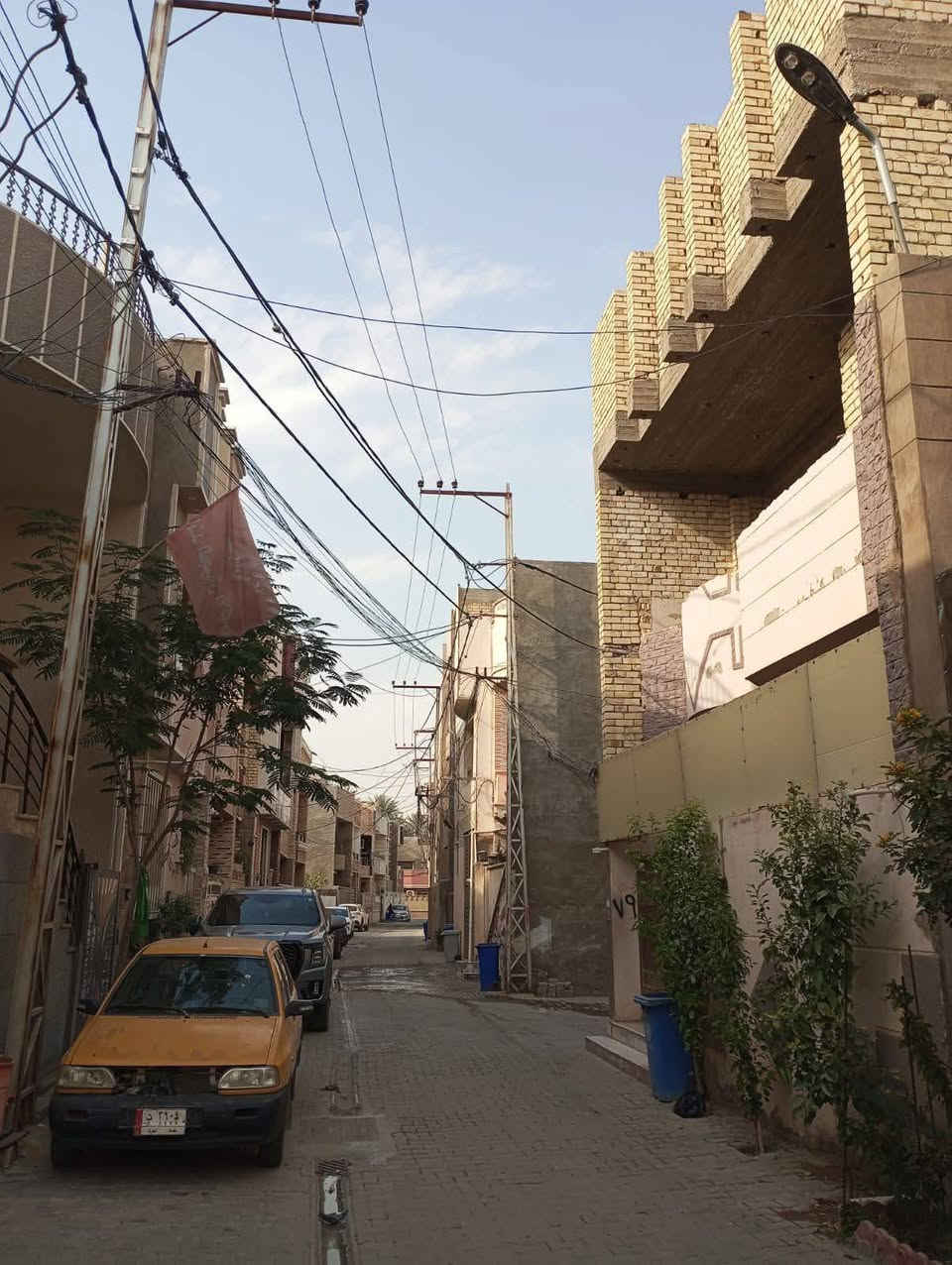 1 المساحة 109 مترررر
2 الواجه 7 ونص متررر 
3 النزال 14 مترر ونص 
4 عرض الشارع 7 مترررر كامل الاخدمات 

يتكون من 3 طوابق وبيتونه وستاره 
الطابق الأول طرمه وصاله ومطبخ وحولي وغرفة نوم وخدمات ومنور 
الطابق الثاني 3 غرف نوم وحولي وخدمات 
الطابق الثالث غرفه نوم وحولي وبيتونه  
 دار ملك صرف زراعي سند 25 في منطقة الكريعات الدهاليك بيت حمد بناء حديث الطابق الأول كامل والثاني تشطيب فقط 
الاستفسار 
***********
