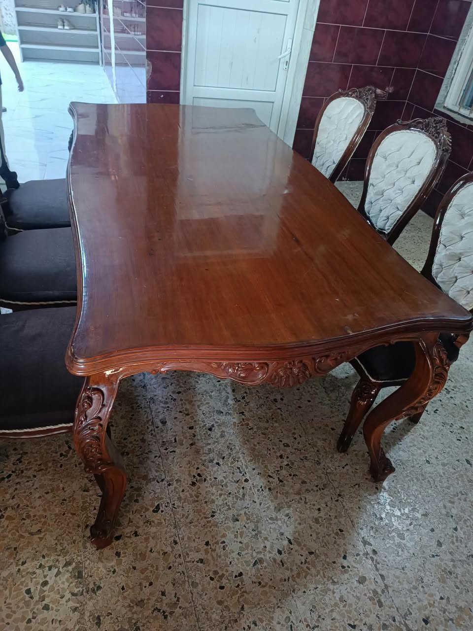 ميز خشب ثقيل ومع 6 كراسي السعر 300 الف وبي مجال بعد العنوان موصل برطله خزنه للتواصل راسلني خاص
