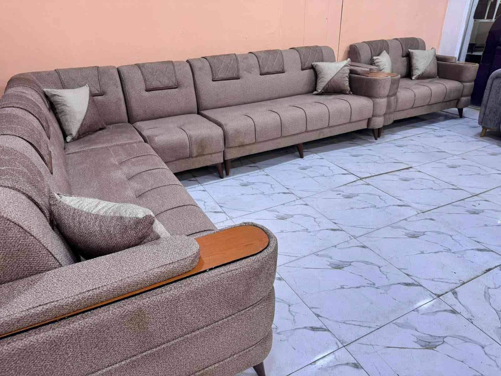 من رخصة ألادمن
عيني تخم ديوان كورنر ٢٠ طول ١٤ متر تفصال بمعنى الكلمه درجه اولى جديد شغل معمل احنه مشتغليه
لون قهوائي مطعم ب جوزي موديل أبو طبله بيه قنفتين مفصوله مع زاويه وحده مثل ماموضح بالصور يوصلك اي اختلاف عن تفاصيل يرجع سعره مليون وربع بيه مجال بسيط بس شراي يتصل *********** متوفر واتساب أو مراسله الخاص

نص مكتوب في الصور:
- OM Fatima منشور