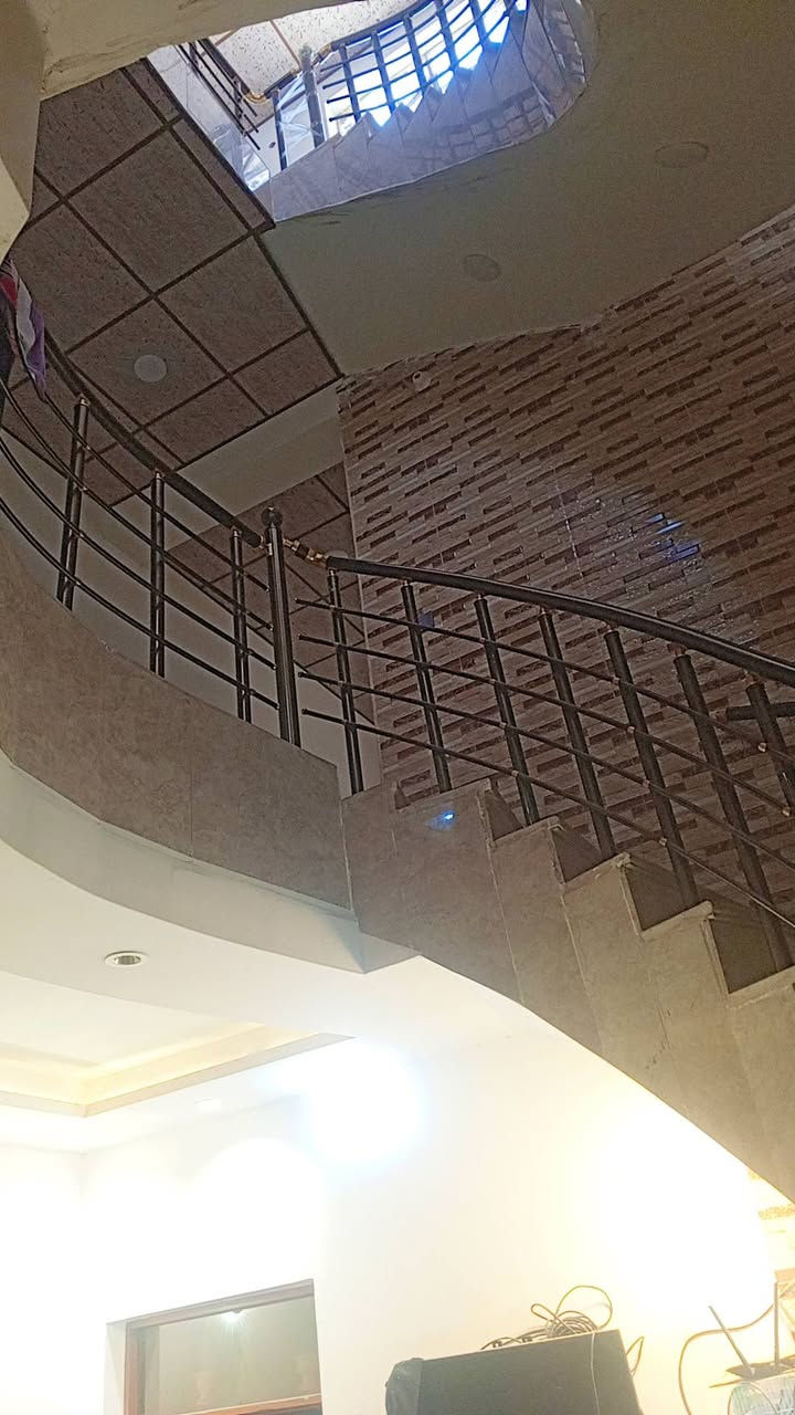 سلام عليكم بيت رهن 100متر طابقين يحتوي عل 3غرف واستقبال وصاله وتخاريج  ومطبخ السعر 29 حي النداء منطقه 54 شارع مجمعات الاستفسار رقم هاتف ***********
