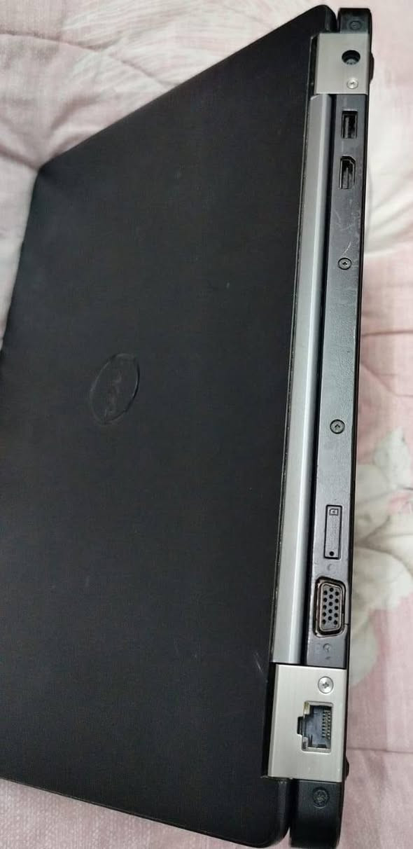 📌 المواصفات:
الموديل: Dell Latitude E5470
المعالج: Intel Core i5-6440HQ @ 2.60GHz (الجيل السادس، فئة الأداء العالي)
الرام: (8GB)
التخزين (الهارد): 256
نظام التشغيل: Windows 10 IoT Enterprise LTSC (افضل نسخة واكثرها استقرار وخفة)
الكيبورد: عربي / إنجليزي
المنافذ المتوفرة: HDMI للربط على الشاشات، VGA، منافذ USB، منفذ إنترنت (LAN)، وقارئ بطاقات ذاكرة (SD Card).
📌 حالة الجهاز:
اللابتوب نظيف وشغال 100% كما موضح بالصور.
السعر 225 وبي مجال 
***********

