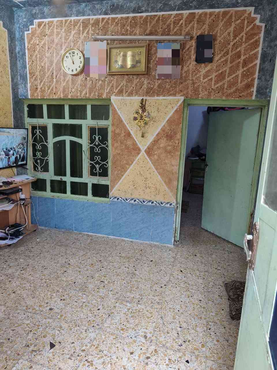 بيت للبيع 100 متر مربع زراعي مشمول بالتطويب غرفة وصالة وبراني ومطبخ ومخزن 2 فوك وجوة وصحيات خارجية وداخلية 
 بستان الخزاعل مقايبل مطعم سيد كاظم مجاور بيت علي حياوي المؤذن
***********

