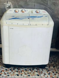 عندي غساله للبيع حجم ١٤ كيلو ونضيفه مابيها اي شي اريده ب٧٥ الف وع فحص ...
