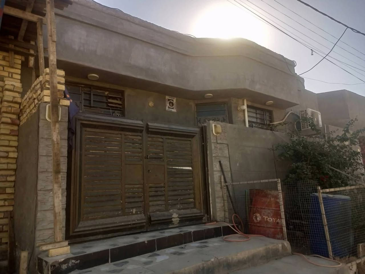 بيت للبيع مساحه 150متر طابو زراعي يحتو على غرفتين وصاله ومطبخ وستقبال وصحيات داخليه وخارجيه موقع جدا منتاز طويريج حي الجمعيه شارع ابو سيود قرب شط شارع 8متر الاتصال *********** السعر 100بي مجال
