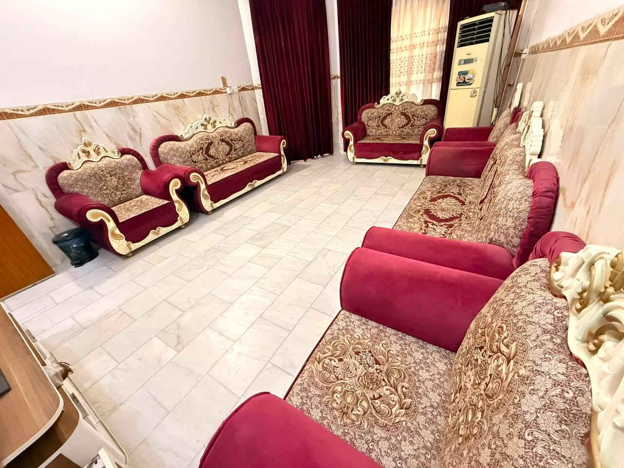 🛋️ تخم قنفات ملكي (نجارة) للبيع
نظيف مناسب للصالات والمجالس الكبيرة:
 * النوع: ملكي نجارة
 * العدد: 11 مقعد
 * السعر: 800 ألف (وبي مجال بسيط للشراي الجاد)
 * الموقع: بابل - الحلة / حي المعلمين
 * للتواصل: متواجد واتساب على الرقم ***********
