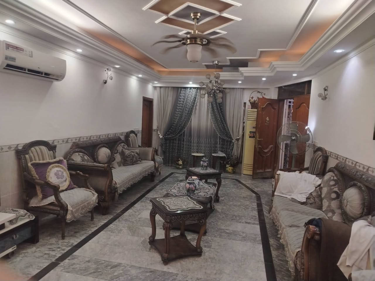 يالله  بسم الله الحافظ.                                                    للبيع دار مساحة ٢٢٠م بناء سنة ٢٠١٤  نظيف جدا طابقين  يحتوي علي صالة ومطبخ وحولي و٤ غرف نوم وخدمات عدد ٣ بالاضافة الى حديقة كبيرة وكراج يتسع لسيارتين شارع عرض ١٥م مربع هادى جدا ومرغوب في بغداد حي الشباب قرب مجمع الرازي الطبي للاستفسار الاتصال           ***********. او.  ***********.                                  مكتب. ركن الحافظ للعقار بغداد حي الشباب
