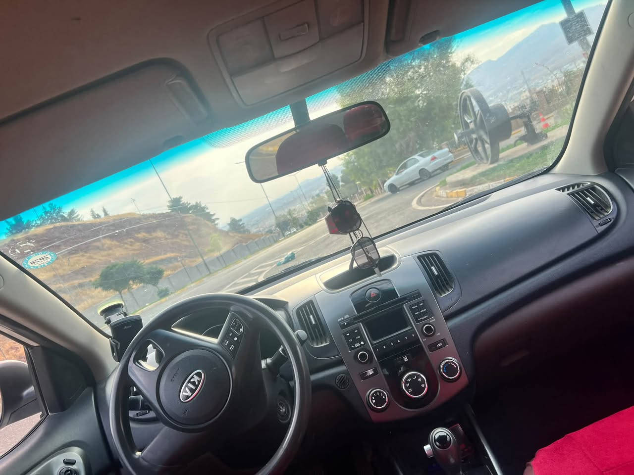 سیراتو مۆدیل ٢٠١١
یەک دەرگای بۆیاغە بەبێ داخیل دەرگای سەکنیش کەمێک کارتی هەیە وێنەکەیم داناوە ، رقەم سلێمانیە سەنەوی نوێیە تا ٢٠٣١ بەناوی خۆکە مەکینەی نەکرایتەوە گێڕ و مەکینە بەشەرت وەکالە و بەناو کردن بەشەرت سعری ٨٩ مەجالێکی کەم.***********
