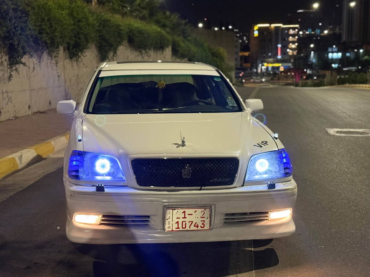 به ناوى خواى گه وره 
براوه براوه
مه ليكه ٢٠٠٣ 
D4 گه وره 
ناوزه رد 
ئايپات 
لايتى ئه لقه 
تايه و ويلى لؤك 
بئ ده عمو ليدراوى 
كه فه رو سه قفو حيزام به شه رت 
كؤدى هه يه گيرو مه كينه ى به شه رت 
ته بريد ئيش ناكا 
سعرى ٣١ گه لا قوفلو كؤتايه تى 
قيستو قه رزو ئالو گؤرم نيه 
شوين سليمانى 
***********
