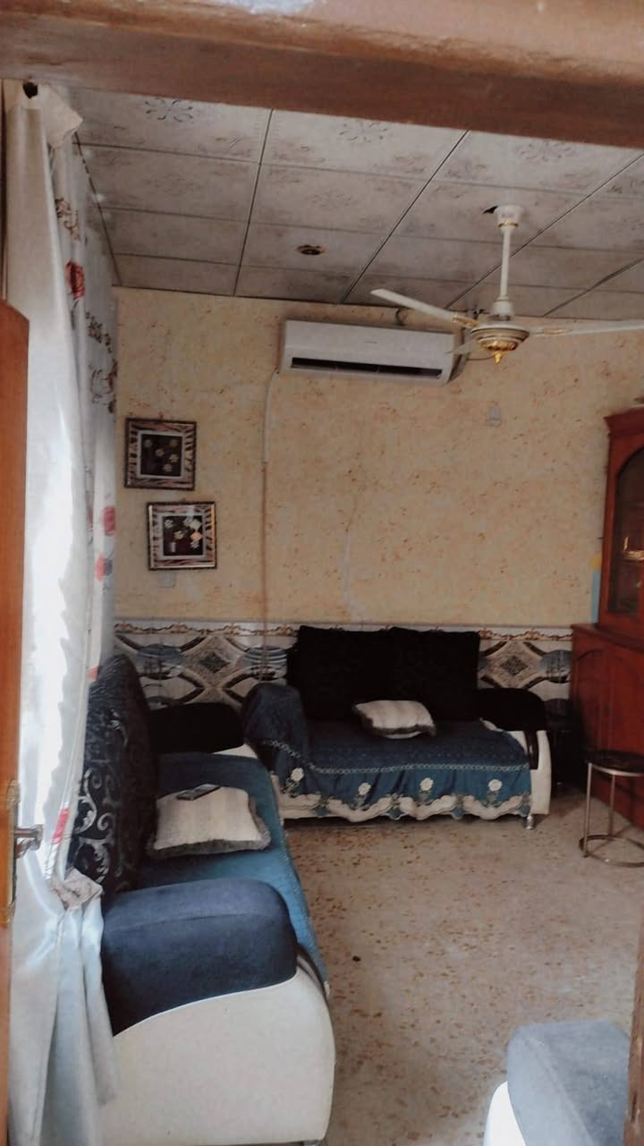 سلام عليكم بيت للبيع قريب عن مسجد الكوفه منطقه الكريشات مساحه ١٠٠ متر مربع غرفتين صاله استقبال مكشوفات ٢ بناء بلوك وعكادة مرممي سيراميك وكاشي يبعد عن شارع المقرنص ١٢٠ متر منطقه قريبه عن المدارس شارع المعمل مستعجلين عليه ١٩ وبي مجال لشراي ***********
