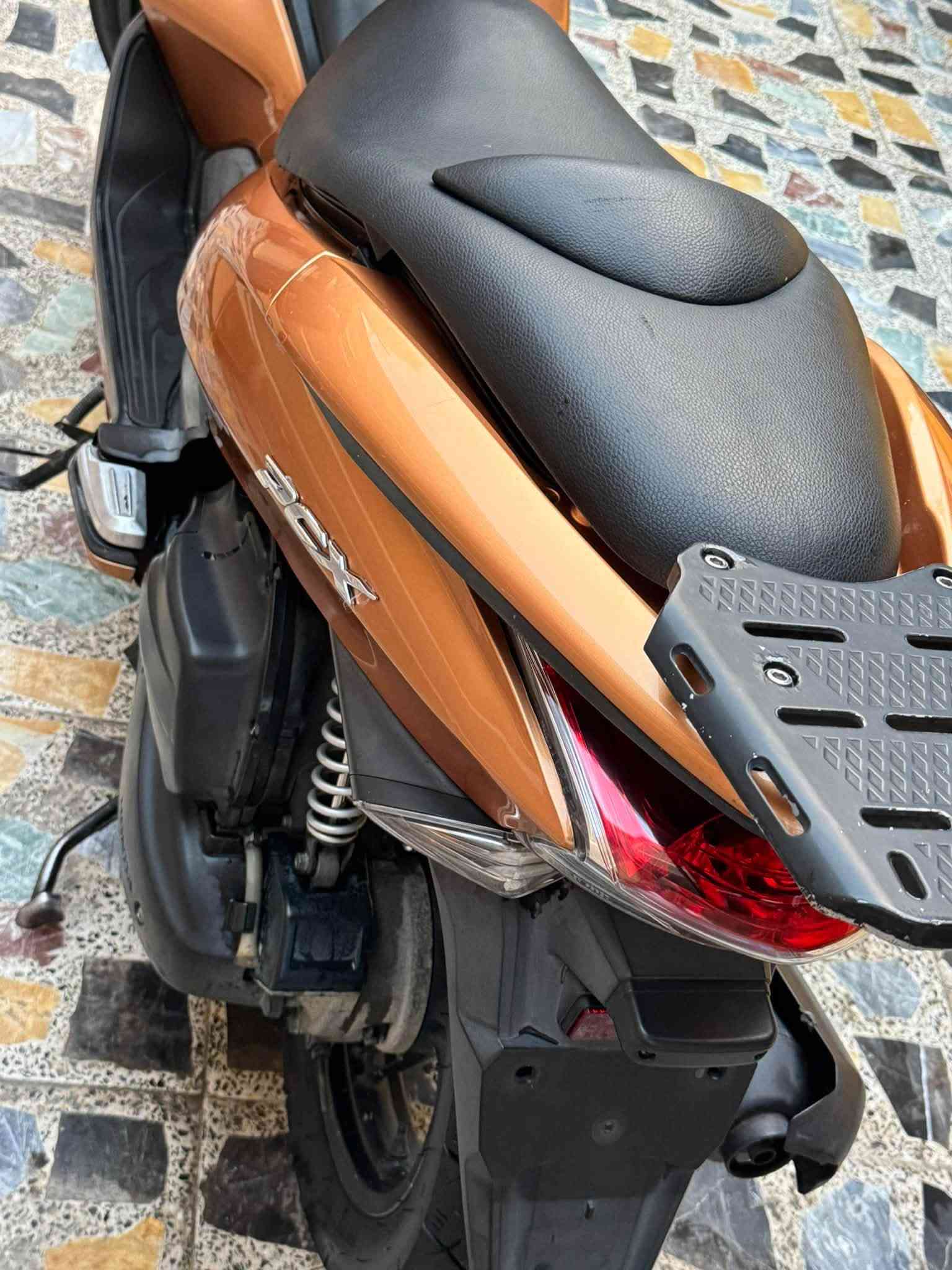 السلام عليكم شباب
Pcx
جيل أول دراجه جديده بمعنه الكلمه لون مميز ماشيه 14الف 
مكاني بغداد 
***********
