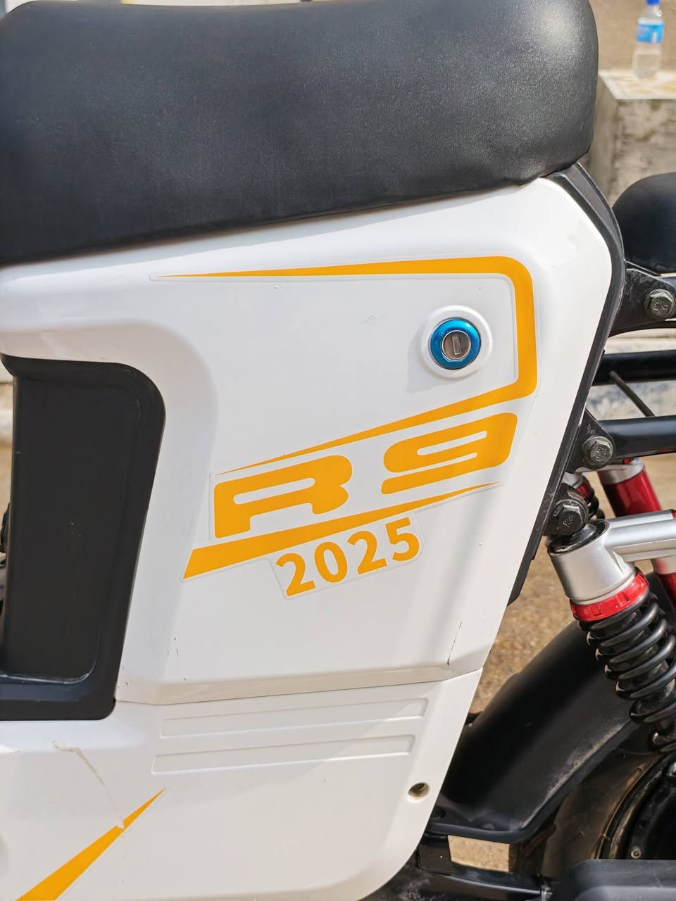بايسكل شحن مستخدم للبيع (  R9 موديل 2025 )
*********** للاستفسار 
السعر 250 الف و بيه مجال للشراية
- استخدام سنه ( مع اثباتية وصل الشراء )
- حجم 6 بطاريات عقل الدراجة ١٥٠٠
- شحن واحد تمشي اكثر من ٣٠ كم
- لا يحتوي البايسكل على بطاريات

