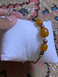 خاتم عقیق یمانی مشمشی مع سوار فضە مطلی بماء ذهب مع کهرب المانی ٠٧٧٠٦٧٤...