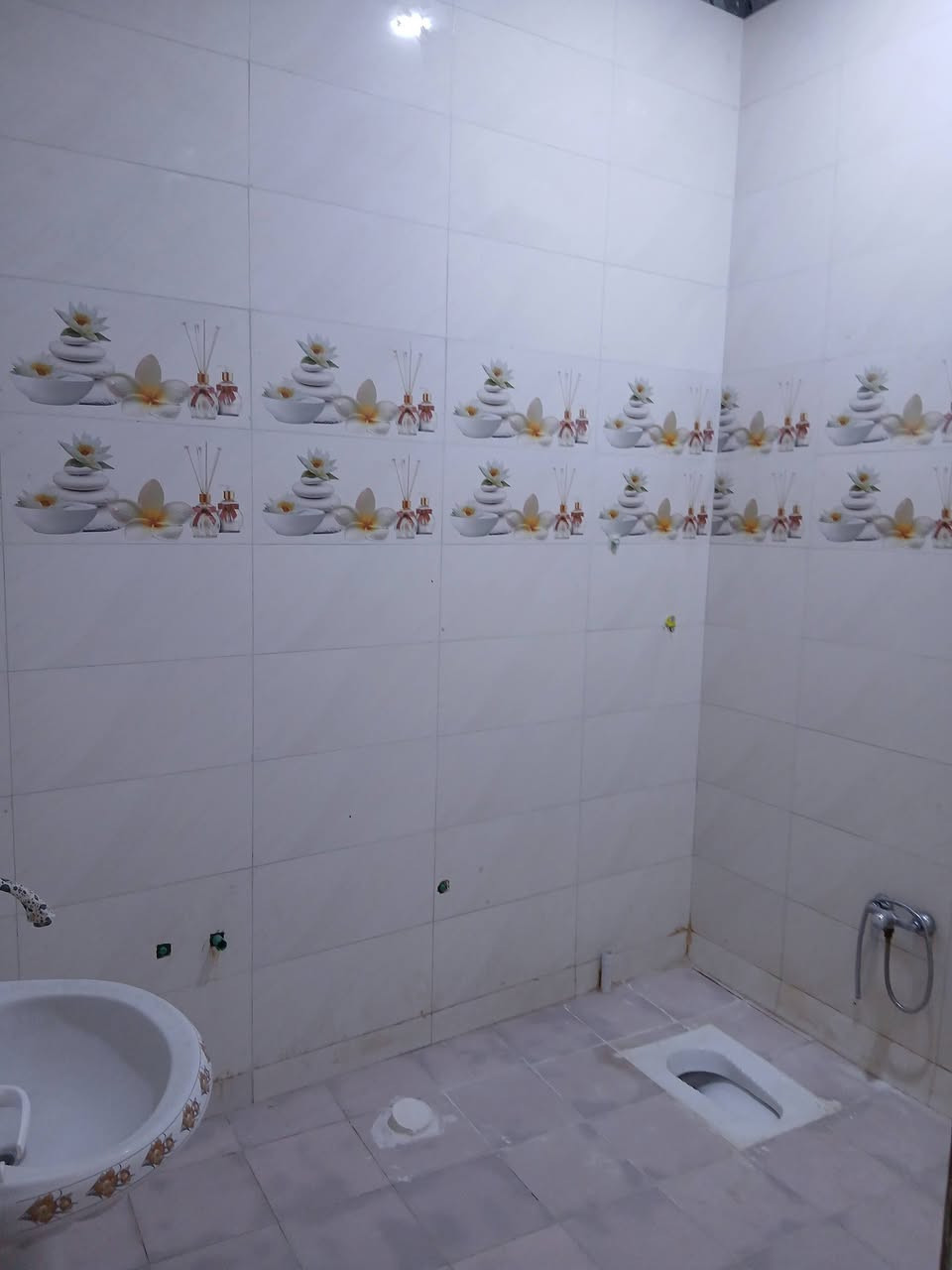 سلام عليكم من رخصت ألادمن بيت للايجار في مناوي لجم خلف المول الخوره المساحه ١٠٠ متر يحتوي على خرفتين هول مطبخ حمام منور بيت جديد وحديث التواصل ***********

