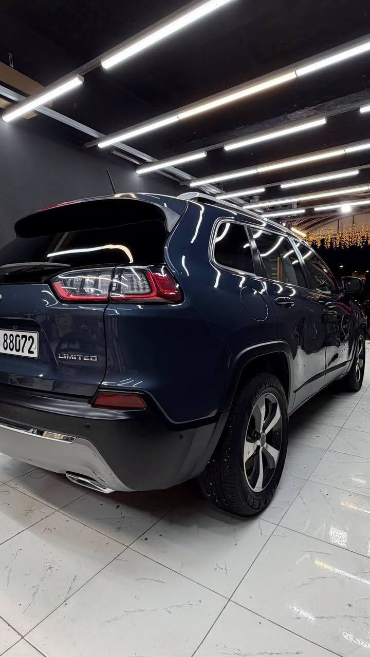 2021 JEEP CHEROKEE 
6V
عداد المسافه 42,000 mi
#بدون_ايرباك 💥
للأخير مواصفات داخل ابيض
142 ورقه وبيه مجال بسيط
*********** استاذ محمد
مكان السياره ميسان العمارة

نص مكتوب في الصور:
- 1C4PJLDX8MD214690