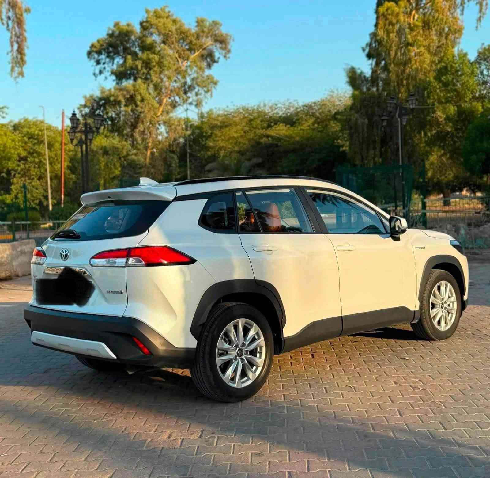 * للبيع في بغداد 🚗✨
* ‎​تويوتا كورولا كروس (Toyota Corolla Cross) موديل 2025
* ‎ماشيه 18000km
* ‎ بحالة ممتازة جداً،  مكفولة سيارة عائلية، اقتصادية، وعملية بكل ما تحمل الكلمة من معنى.
* ‎​الحالة: ممتازة جداً بحالة الشركة
* ‎​المواصفات:
* ‎​تبريد مركزي ممتاز قطعتين
* ‎​شاشة ذكية مع كاميرا خلفية
* ‎​نظام هايبرد
* ‎​تحكم ستيرن كامل
* ‎​بصمة تشغيل ودخول 
* ‎كشنات مخمل 
* ‎سلايد روف 
* شاشه ابل كار بلي وكامره خلفيه 
* ‎بلإضافة إلى زنون بلادي اصلى وحمالات سقف وبلوجكتورات  
* ‎​السعر: (27.300 بيع بيه مجال بسيط)
* ‎​رقم الاتصال: *********** 
* ‎​📍 مكان تواجد السيارة: بغداد 
* ‎📞 للاستفسار والتفاصيل أكثر يرجى الاتصال أو مراسلة الخاص حصراً، ورزقنا ورزقكم على الله. بغداد, العراق
