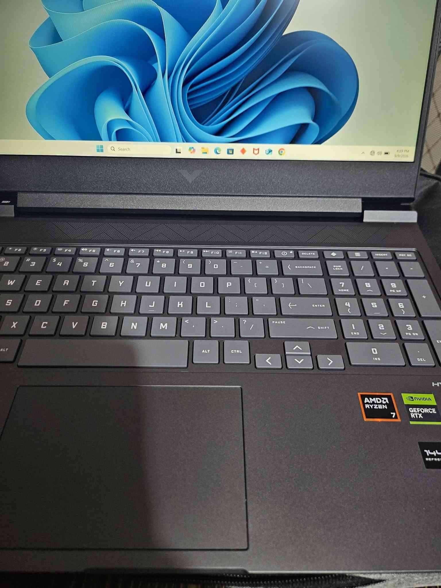 لابتوب للبيع براند 
Hp victus 16 هاي ايند 
نضيف مستخدم اقل شهر 
Ryzen 7 8845hs 
Ram 16gb ddr5 5600hz هرتزية عالية 
Ssd nvme 512 اخر جيل 
Rtx 4070 8gb 120w مع تيربو 
Screen Full hd 1080p 144hz 
نظام تبريد ضخم بثلاث فتحات 
يشغل اقوة العاب  بأعلى فريمات ودقة والبرامج الهندسية الثقيلة وشغل المونتاج الثقيل 
ويا جنطة وشاحنه الاصلية 
سعر مليون و 770 الف وبي مجال للشراي 
توصيل موجود رقم ***********
