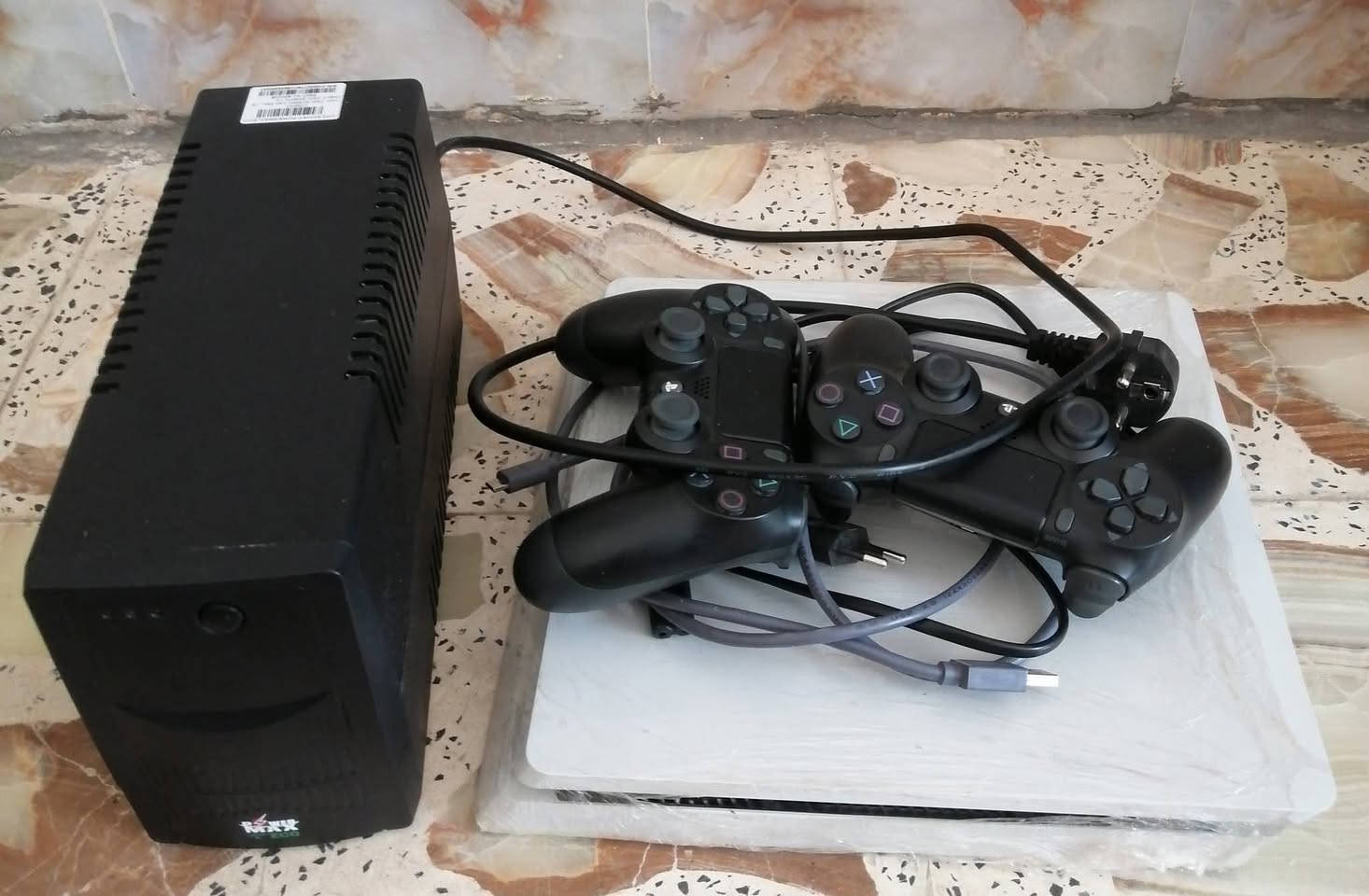 السلام عليكم... بلي فور للبيع  نظيف و استخدام قليل جدا... مواصفاته  نظام سلم مكهر ما مفتوح الجهاز  نظام التكهير 12 التخزين 1T مع ملحقاته كاملة  جويستك 2 و V  850    UPS جديد مع 17 لعبة +كارتونه الجهاز .... السعر 340 وبيه مجال بسيط مكاني كربلاء... 
رقم الهاتف ***********
               ***********
