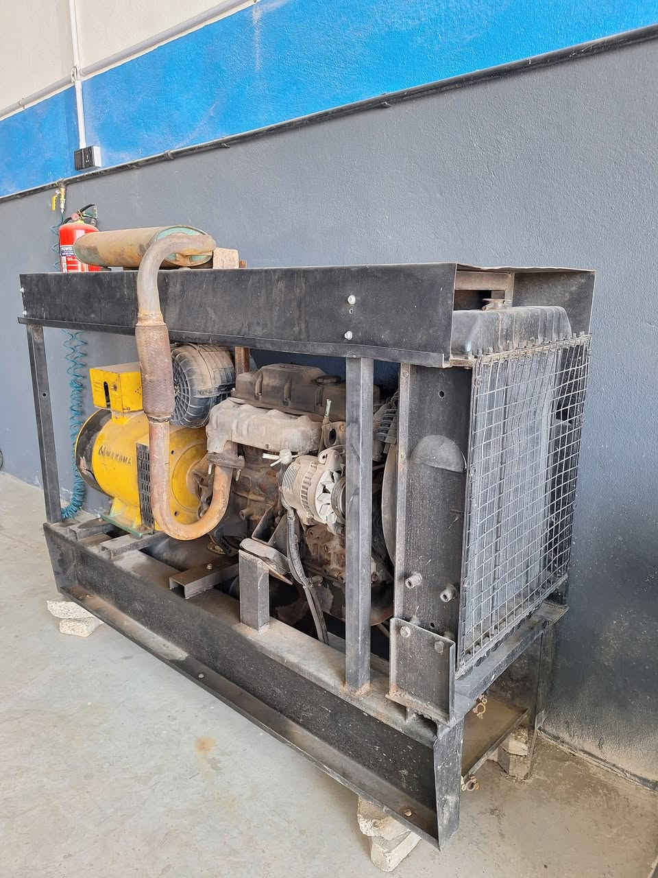 للبيع: مولدة محرك كيا 2700 (قدرة 30 KVA)من رخصة الأدمن والمشرفين،
المواصفات والتفاصيل:

​المحرك: كيا 2700 (Kia J2) ديزل 4 سلندر سحب طبيعي (Naturally Aspirated) معروف باقتصاديته العالية بتناول الوقود وسهولة وصيانة أجزائه وتوفر قطع غياره.

​القدرة: 30 KVA.

​رأس التوليد (المولد): MAXAMA (نظام سنكرونوس / فحمات سنكل فايز أو ثري فايز حسب الربط) يولد فولتية استقرارية ممتازة للأحمال.

​خزان الوقود: تانكي دفن محكم داخل الشاصي بالأسفل لتوفير المساحة وتسهيل التعبئة.

​الهيكل: شاصي حديد متين ومحمي.

​الحالة: شغال وجاهز للعمل،  والنظافة كما هي موضحة بالكامل في الصور المرفقة.

​معلومات التواصل:
​المكان: [ديالى/ بعقوبة حي المعلمين]

​السعر: [18ورقة] (قابل للتفاوض البسيط)

​رقم الهاتف: ***********

​التواصل: عبر الاتصال أو الواتساب / أو الرسائل الخاصة.
