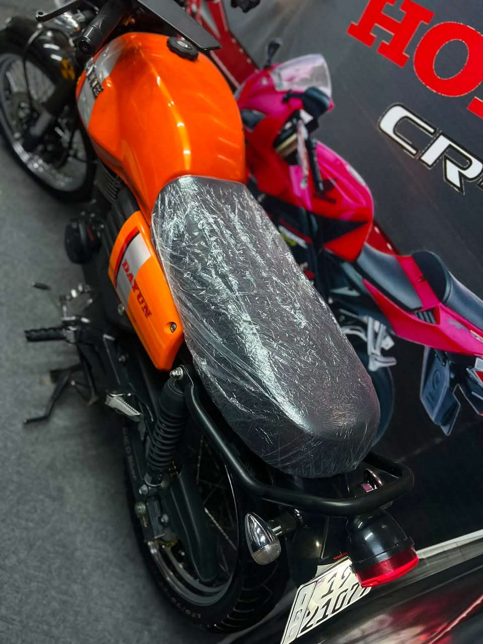دايون لايتي بحاله وكاله شرط كفاله عامه من كلشي
رقم كربلاء انكليزي لوحات 2 سنويه بأسمي دراجه كارتونه مكينه 200ccبعدهي على وضع شركه سعر2650شباب فدوه مو شراي يعبر منشور لحد يكسر بحلال عالم دراجه جديده ما اطلع بيه قليل كلش 
مو مثل تعبانات بل سوك راكضات اسف على أطاله 🤍🧡مكاني كربلاء ***********
