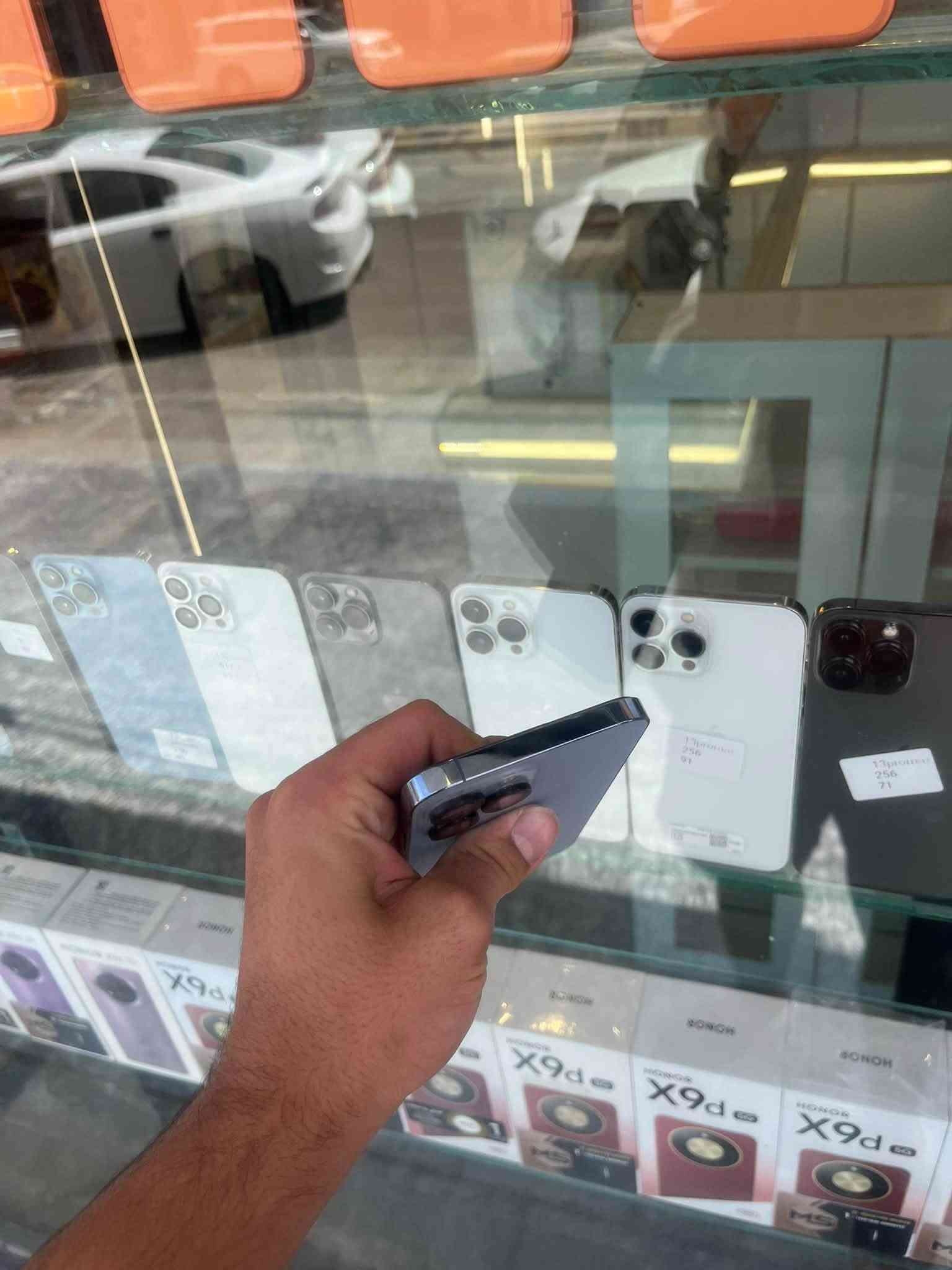 سلام عليكم آيفون للبيع 13برو ماكس سعر750 وبي مجال شي قليل مكان تكريت الجمعيه تواصل *********** تصال واتساب***********

نص مكتوب في الصور:
- ١٢:٣٧
- حالة البطارية والشحن
- كما هو الحال مع البطاريات القابلة لإعادة الشحن، بطارية الهاتف قابلة للاستهلاك وتصبح أقل فاعلية مع الوقت. معرفة المزيد...
- ٨٥٪
- الحد الأقصى للقدرة
- هذا قياس لقدرة البطارية مقارنة بقدرتها عندما كانت جديدة. قد تتسبب القدرة المنخفضة بتقليل ساعات الاستخدام بين عملية الشحن والأخرى.
- أقصى قدرة للأداء
- ستساعد الأنظمة المضمنة في النظام والمكونات في تخفيف آثار الأداء التي قد تلاحظها أثناء التقدم الكيميائي في عمر بطارية iPhone.
- شحن البطارية المحسن
- للحد من استنزاف عمر البطارية، يتعلم الـ iPhone من عادات الشحن اليومية، بحيث ينتظر ولا يتجاوز ٨٠٪ حتى يحين موعد حاجتك إلى استخدامه.