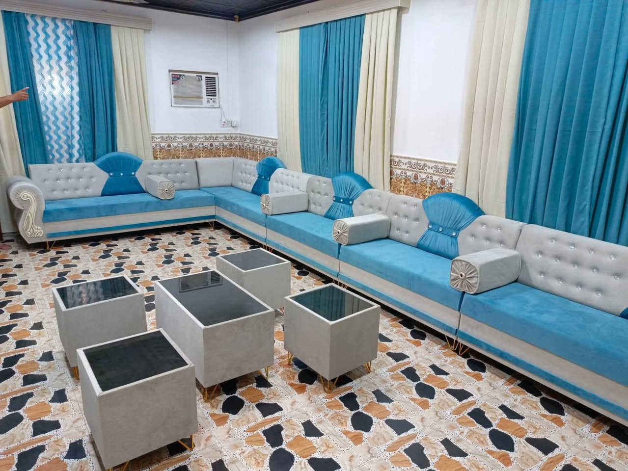 السلام عليكم شغل درجة اولى تخومه ديوان الخشب بلوك 18 والضهر بلوك 16 المتر ب 90ألف ويرهم أقساط ينطي نص والباقي أقساط مع طبلات وكوشات  العنوان هيت شارع مركز الشباب قرب مركز الريادة للاتصال ع الرقم *********** وبي واتساب
