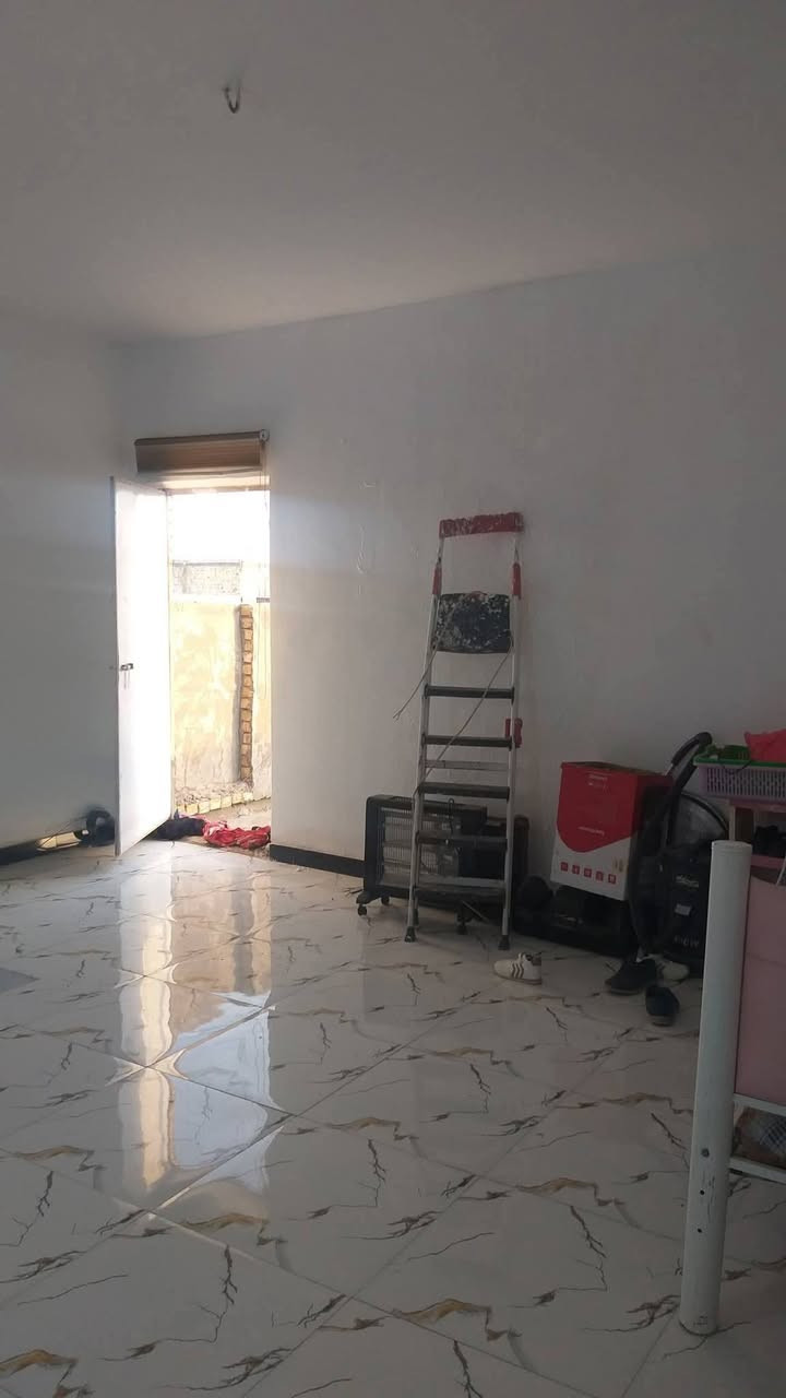 السلام عليكم دار سكن طابقين للبيع حديث البناء درجة اولئ في الكوت منطقة حي الحكيم الأولئ في الوائلية بالقرب من شارع الصب يقع على شارع 15م مساحتة 140م طابقين البناء طابوق درجة اولى والسقف صب مسلح والارضية والجدران سيراميك ويتكون البيت من غرفتين نوم وصالة واستقبال ومطبخ وصحيات داخلية وخارجية ومرقم من قبل البلدية السعر 57 وبي مجال الاستفسار الاتصال على هذا الرقم ***********
