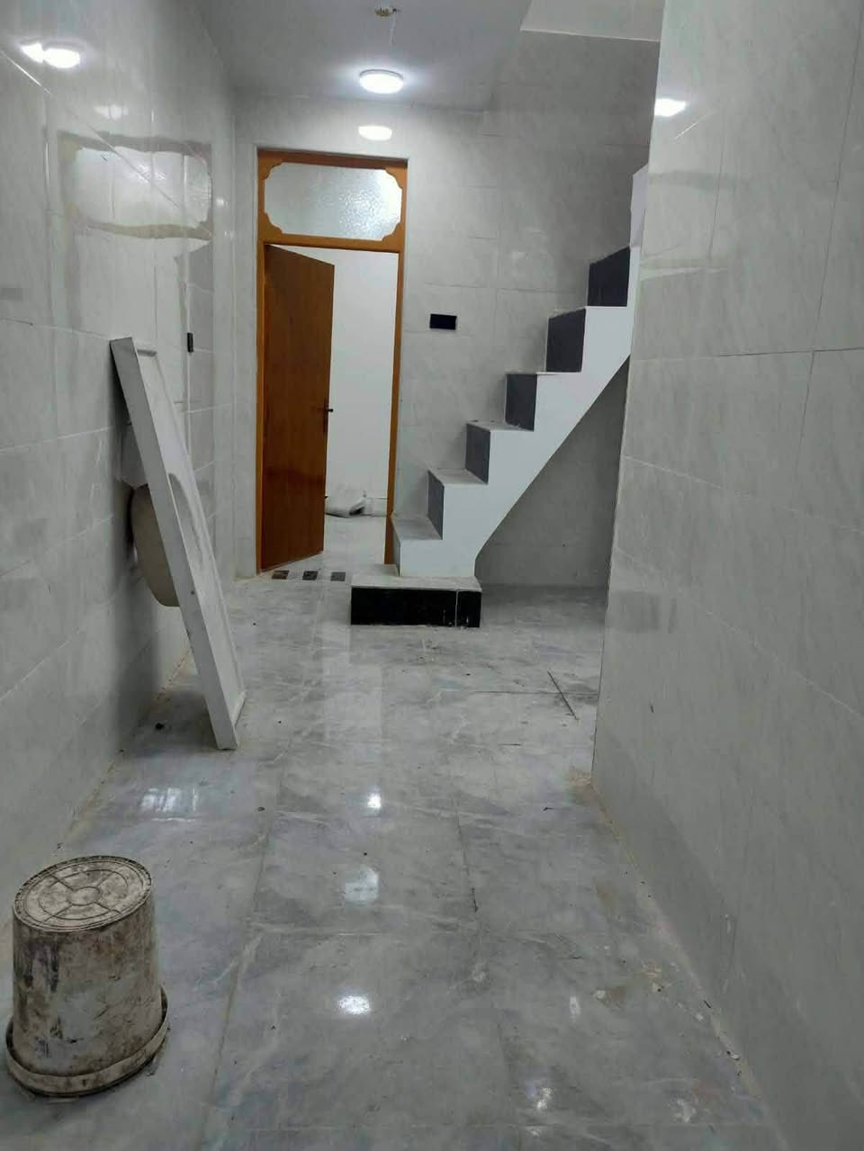 بيت ٦٠ متر لليجار حي النداء شارع ٢٠ الي مقابل المدرسه الورديه مفتوح ع شارع ٦٠ سعر الايجار ٢٥٠ قفل كل شهر بي غرفه اوصاله وستقبال جوه اوغرفه اوصاله فوك اوحمام بيت جديد بي مغسله تانكي ماطور سخان خط مولد البيت جاهز ***********/***********
