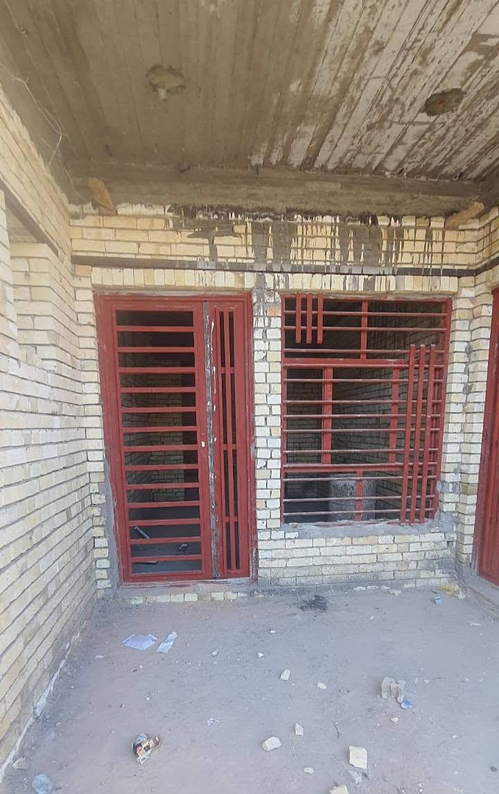 هيكل طابقين مساحه ١٤٠م. ٧في٢٠ .......الطابق الاول....
غرفه وصاله وأستقبال ومطبخ وحديقه داخليه ومنور  ومجوعات صحيه عدد ٢....
قياس الاستقبال (٣.٢٥في ٤.٥)
قياس الصاله (٥ في ٥)
قياس غرفة النوم (٣.٥ في ٤.٥)
قياس المنور (١ في ٣)
قياس الحديقه مطلة على المطبخ والصاله (٢ في ١.٧٠)
قياس المطبخ (٧.٢٥ في ٣)
قياس الصحيات (٣.٥ في ١.٥)
قياس الكراج( ٤.٥ في ٣.٥)
صحيات الخارجيه(١في ٢)
الطابق الثاني: ٣ غرف نوم مع صاله وصحيات نفس القياسات الطابق الاول مع بلكونه (٣في٣)
قياس البيتونه (٥ في ٤)
هاي كل قياسات طابوق جمهوري نوع شيش FF شمال
الاساس رفت
طابوق جمهوري
نواقص تشاريف مع بيتونه  
كهرباء جاهز 
مجاري جاهز
ماء جاهز كله درجه اولى 
حداديه جاهزه شبابيك وبيبان رئيسيه...
....خارطه حديثه مودرن....
العنوان النجف  حي ميلاد شارع المزرعه قرب مدرسه الصباح مقابل بيت المختار ابو سمير الخاقاني للاستفسار الاتصال على الرقم *********** السعر ١٢٨
