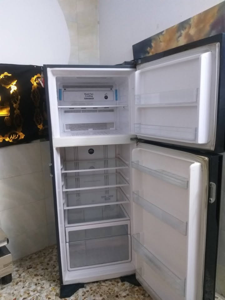 مركة هيتاشي للبيع ثلاجه نضيف مثل ما واضح بصوره
تبريده زين اجمد  نوعينه بعد معروفه  السعر ذا 
تحب اتصل ع رقم ***********
