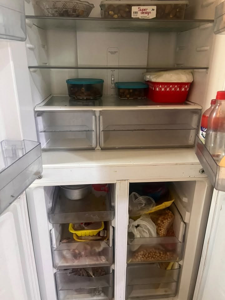 للبيع ثلاجة fresh ثلاجة نظيفه ومرتبه وتبريدها  ممتاز  وتشتغل بدون مشاكل السعر ٣٠٠  موقعها ابو غريب ابو منيصير التواصل ع رقم ***********
