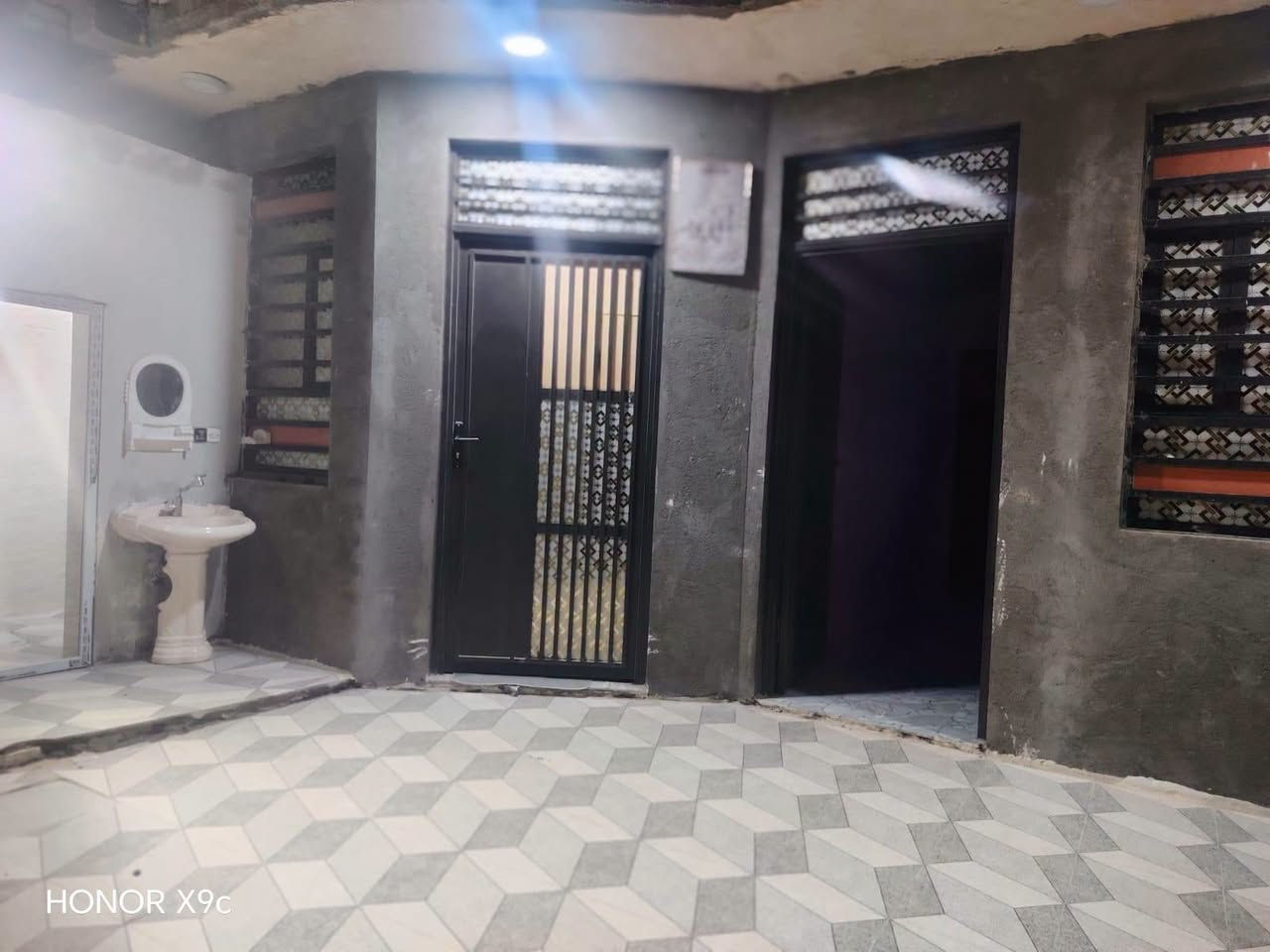 يا الله توكلنا على الله
للبيع بيت طابو اسهم  مساحه 200 متر

طابقين طابق الاول طابوك كونكريت 

طابق ثاني  فرمستون عكاده بنا حديث 

المكان العكر ال عجيل الحسينات  بدايه المنطقه    يبعد عن التبليط 500 متر  المجاري باب البيت

*********** السعر 100 وبي مجال لشراي

نص مكتوب في الصور:
- HONOR X9c