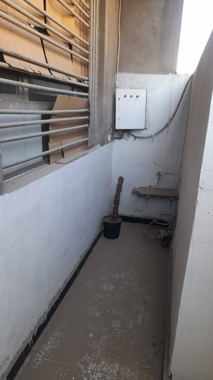 🏡 بيت للإيجار – بناء حديث
📍 الموقع: بغداد – منطقة الدورة، شارع 60، قريب من سوق الجمعية والميكانيك، ضمن المربع الذهبي.
📐 المساحة: 55 متر مربع.
🏠 مواصفات الدار:
3 طوابق
الطابق الأرضي: صالة، مطبخ، خدمات، وترك.
الطابق الثاني: غرفتا نوم وحمام.
الطابق الثالث: غرفة نوم، حمام، وبيتونة.
✅ المميزات:
ماطور ماء.
سخان.
بناء حديث.
💰 الإيجار: 500,000 دينار عراقي شهريًا.
🤝 التعامل مباشرة مع صاحب الدار (بدون وسيط).
📞 للاستفسار والاتصال: ***********
