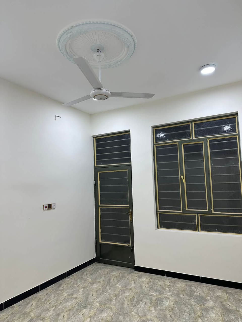 ✨ مشتمل معزول للبيع في حي الجبيرية الثالثة ✨

📍 الموقع: حي الجبيرية الثالثه / قرب الحدادين   

📐 المساحة: 150 م²

📏 الواجهة: 7/5 م

📏 النزال: 20 م

🛏️ التفاصيل:

▪️ 3 غرف نوم غرفتين جوه وحده فوك

▪️ صالة + استقبال جوه وفوك

▪️ مطبخ جوه وفوك

▪️ حمام داخلي وصحيات خارجية والفوك كذالك

💰 السعر: علق بكلمة (تم) ويوصلك السعر مباشرة

📞 للاستفسار والتواصل:

👤 مظهر حاتم

📱 ***********

📍 مكتب وطن للعقار
