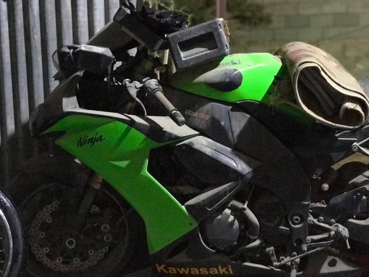 للبيع كاوساكي zx10r  موديل ٢٠٠٩ دراجه واكفه مكينه مامفتوحه نقصها عقل وعينه وأقراص دراجه صورها من جانت تشتغل موجوده مكاني بصره وأراقها موحوده مال دخوليه ولكمرك سعرها ٢٠ قفل  شراي هذه رقمي ويدلل ***********
