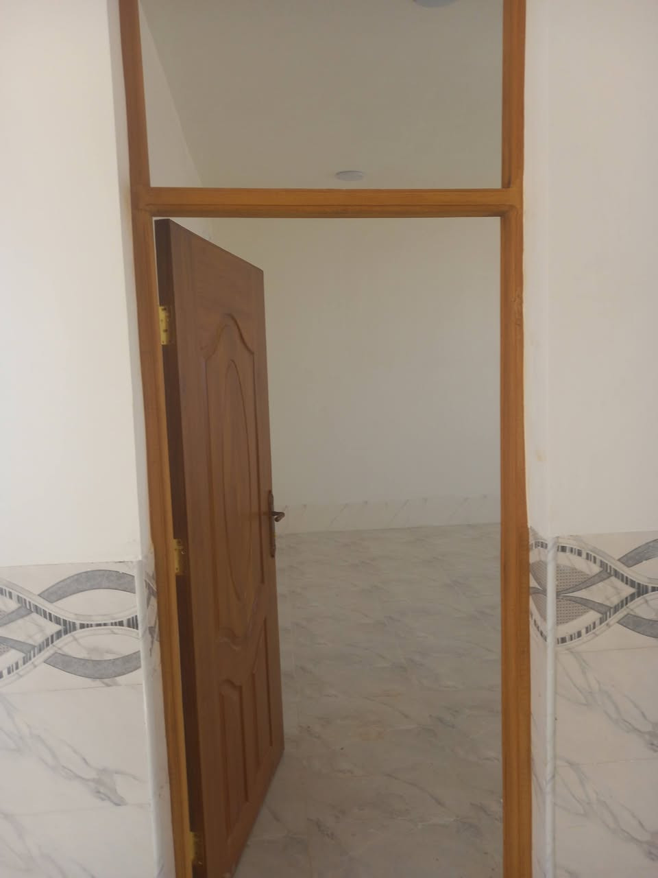 بيت حديث مساحه 600 و 50 متر طابقين  بناء 2026  4 غرف حمامات شرقي وربي كامرات مراقبه مع حديقه كبيره جدا مع ماي نهر وماي اساله وكهرباء خط مولده  مع نخل خستاوي نشو وزهدي يبعد عن التبليط 30 متر  عرض الشارع 10 متر طابو زراعي سند 25 باسم صاحب البيت شرط تحويل باسم المشتري خلال 6 ايام حله ورديه منطقة البنافع بدايت المنطقه وجه البيت  مقابل مجمع ابو سجاد السعر 243 اتصال *********** او ***********
