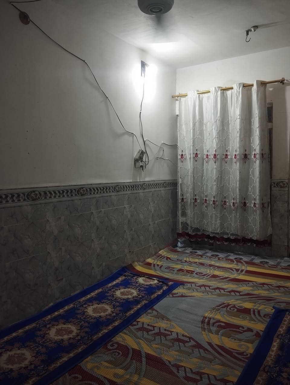 بيت ب الرضوية السابعة قريب على الشارعين شارع الخدمي وشارع العام موقعة كلش حلو ،بي غرفتين وصالة واستقبال ومطبخ وتخاريج خارجية مساحة 120 ،سعر 55 مع المجال
***********
