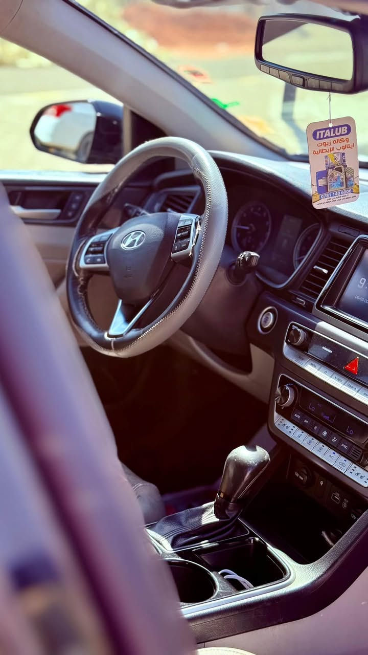 هيونداي سوناتا 2019 Limited أمريكي 🇺🇸
• مكينة 2.4 GDI أربع سلندر
• قوة 185 حصان
• گير أوتوماتيك 6 سرعات
• دفع أمامي
• صرفية زينة بالنسبة لحجم السيارة
• تانكي بحدود 70 لتر

⭐ التجهيزات:

• جلد كامل
• مقاعد أمامية تبريد وتسخين
• كراسي كهربائية للسائق والراكب الأمامي
• كرسي السائق كهربائي
• فتحة سقف بانوراما
• شاشة 8 إنچ
• Apple CarPlay + Android Auto
• سيستم صوت Infinity
• تشغيل زر
• دخول بصمة / سمارت كي
• كاميرا خلفية
• حساسات خلفية
• LED أمامي وخلفي
• الليد الأمامي يتحرك ويه الستيرن
• جنوط 18 إنچ
• مرايات كهربائية
• مثبت سرعة
• تحكم من المقود

🛡️ أنظمة الأمان:

• رادار أمامي وتحذير اصطدام
• فرملة طوارئ
• تحذير خروج عن المسار
• مساعد المسار
• مراقبة النقطة العمياء
• تنبيه حركة المرور الخلفية
• مثبت سرعة متكيف

🔧 ملاحظات السيارة:

• حادث خلفي
• بدون إيرباك
• رقم أربيل قديم
• السنوية تحتاج تجديد منتهية شهر 6
مكان السيارة النجف 
رقم التواصل ***********
