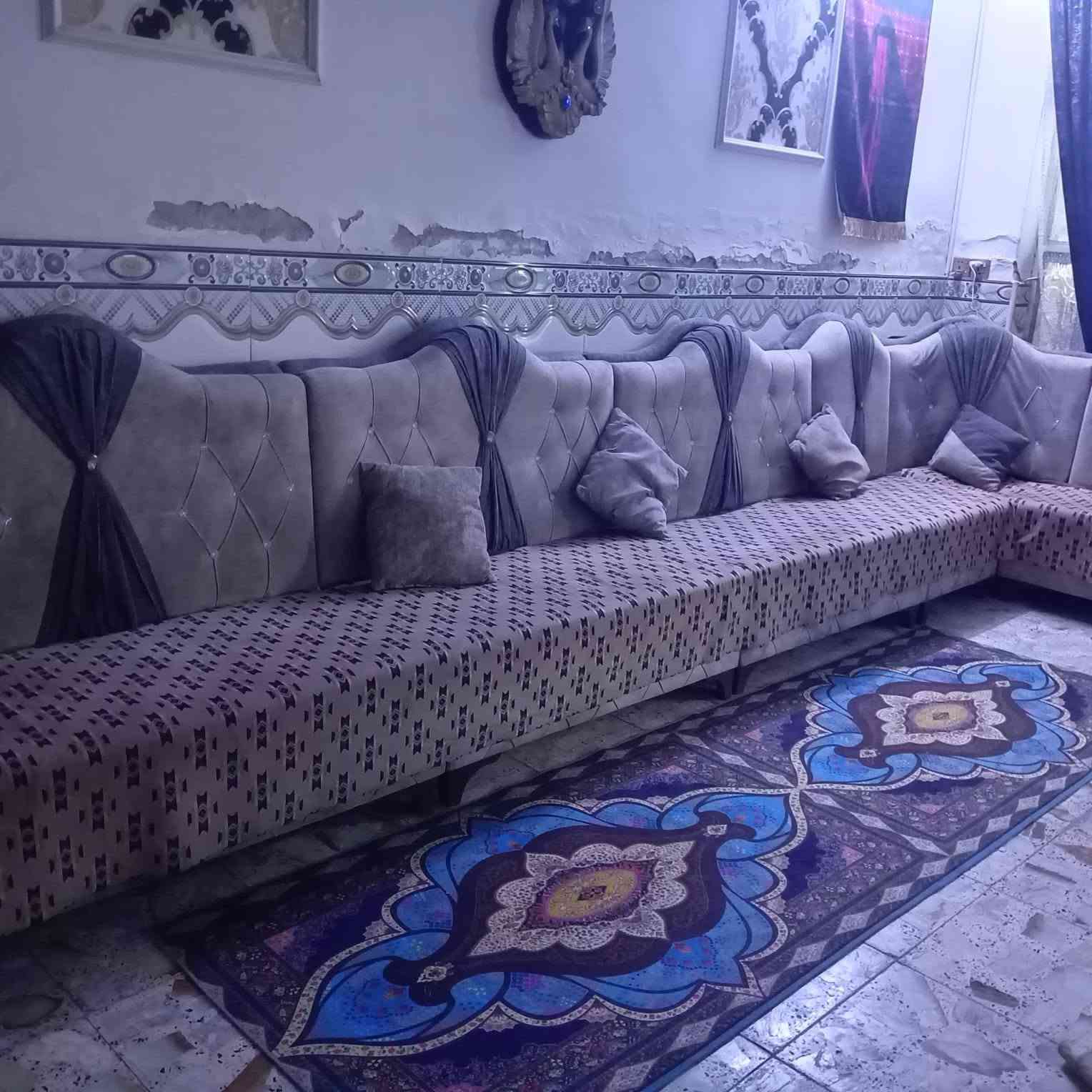 ديوان للبيع 6مقاعد نظيف مابي شي بس وحده ام نفر طاكه السعر 200 وبي مجال العنوان البلديات قرب تقاطع الكهرباء/ الرقم *********** واتساب فقط
